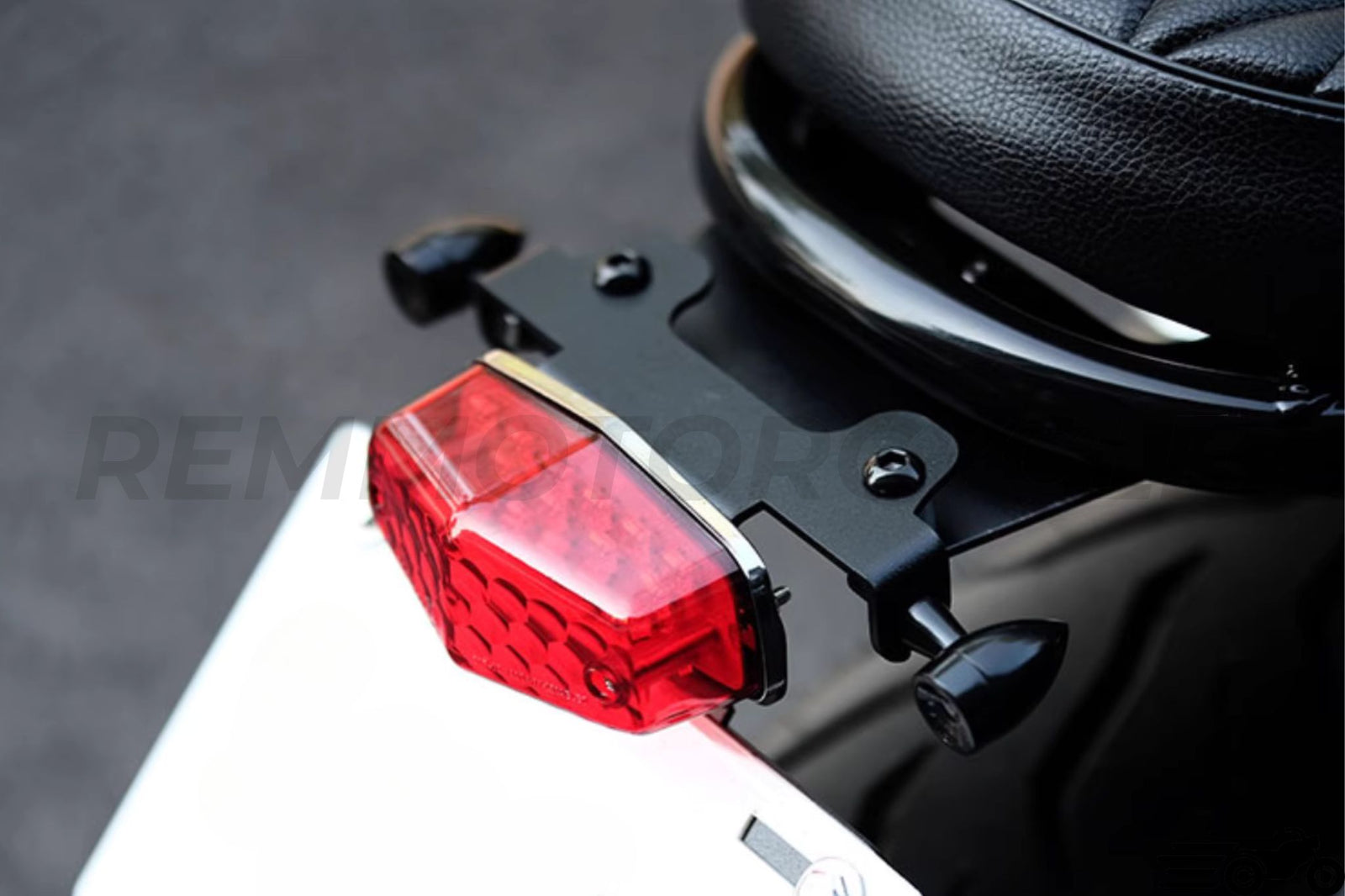 support de plaque plus éclairage Mash sixhundred