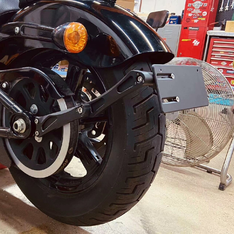 Support de plaque réglable Softail M8