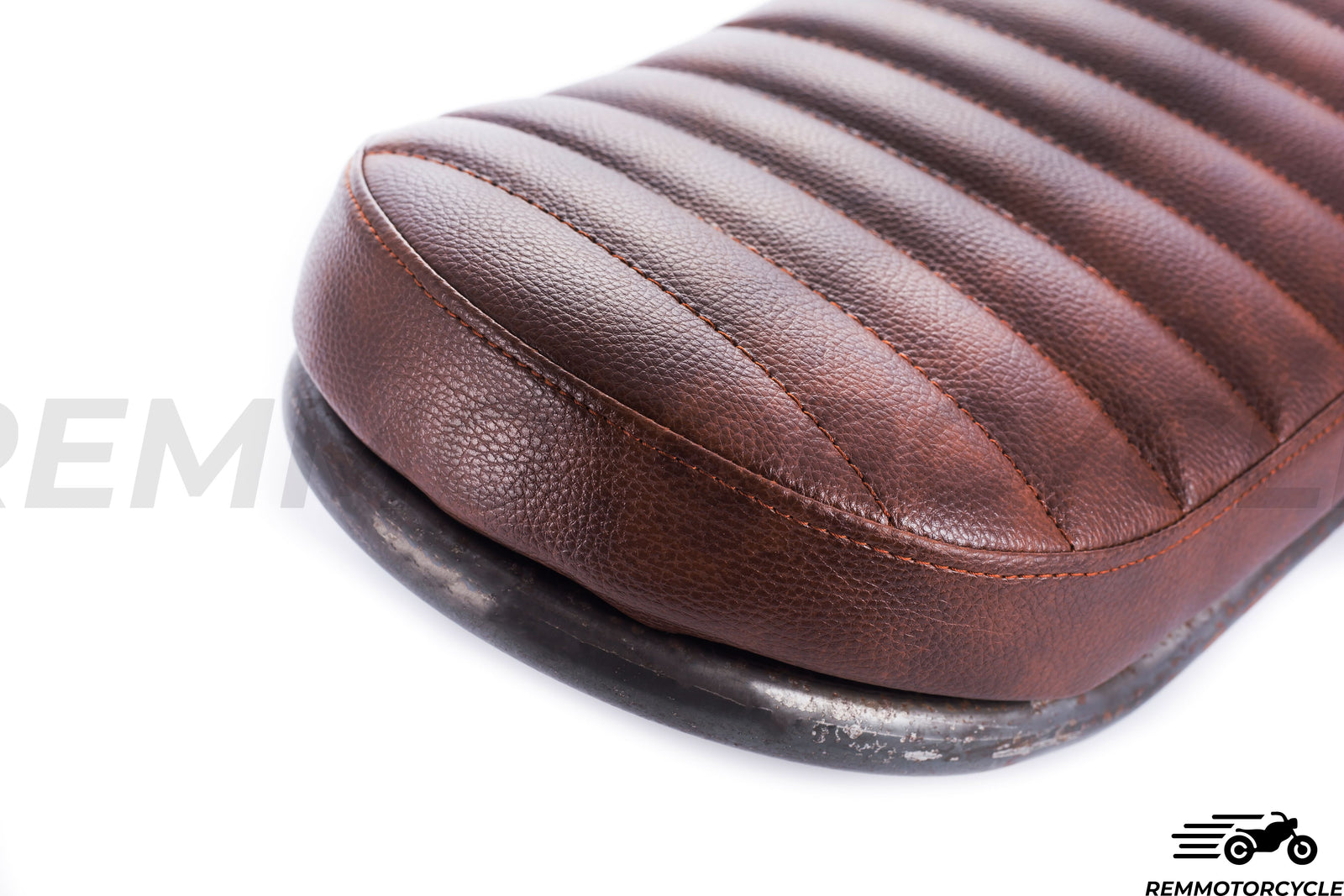 Sella marrone rialzata Tipo 1 fondo in metallo 50 cm con fibbia