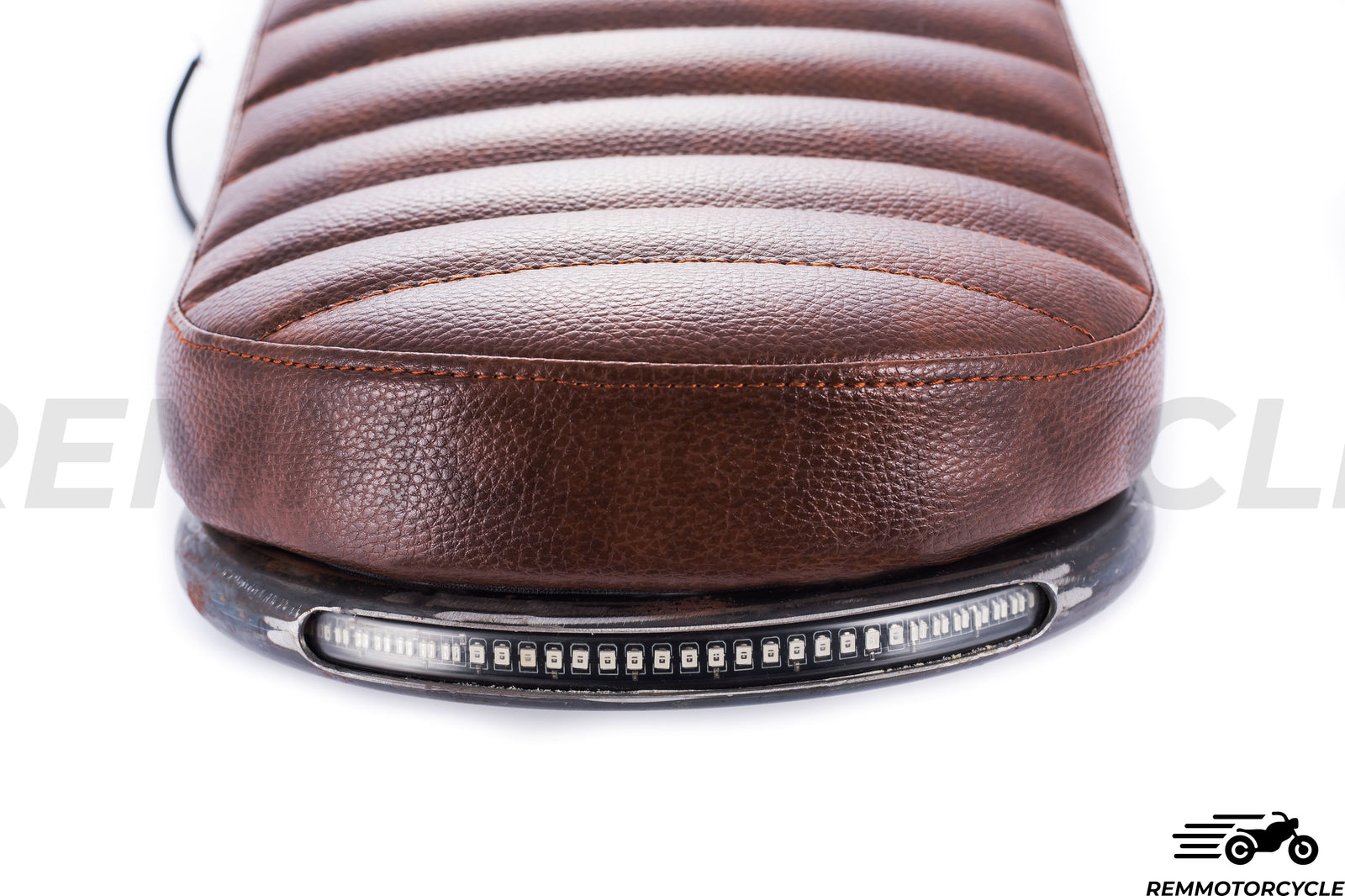 Sella marrone rialzata Tipo 1 fondo in metallo 50 cm con fibbia