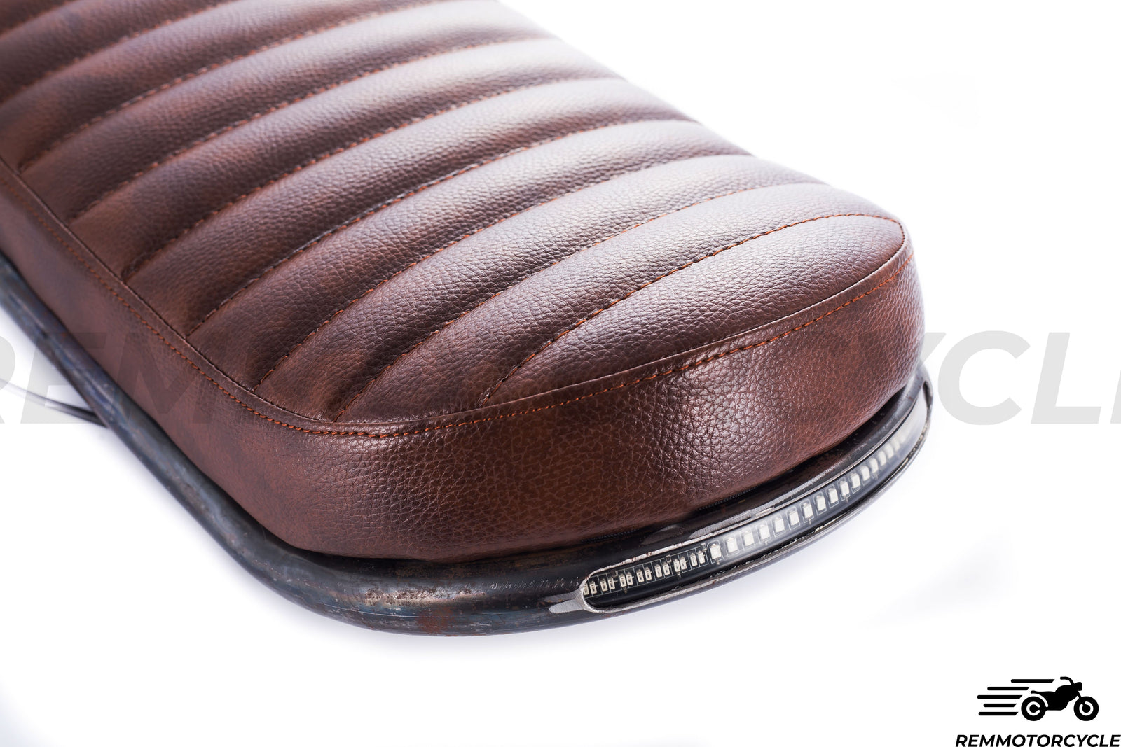 Sella marrone rialzata Tipo 1 fondo in metallo 50 cm con fibbia