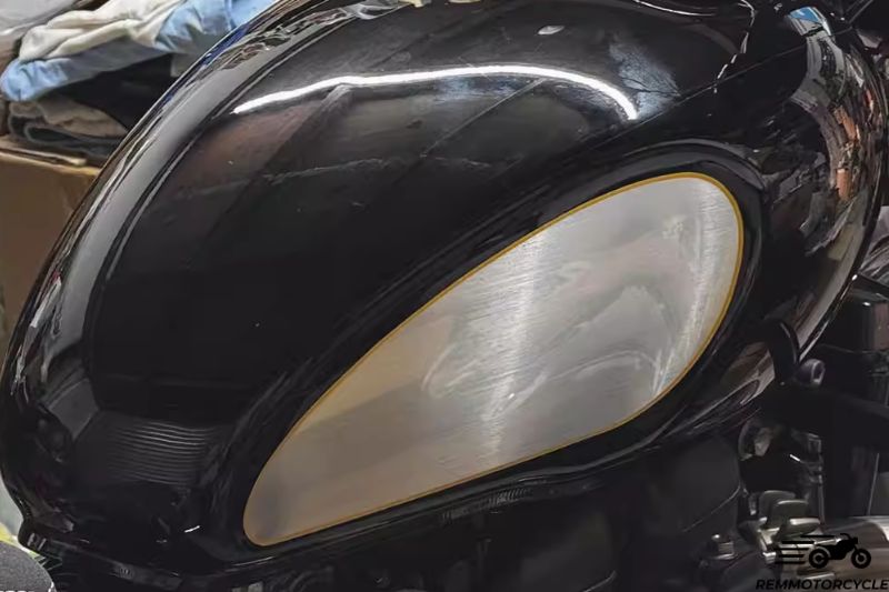 Protection latérale réservoir Triumph Bobber