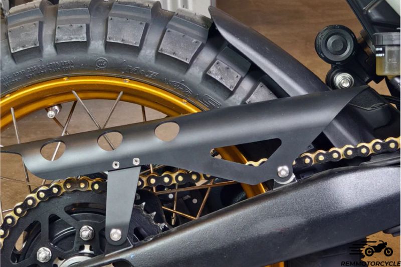 Protège chaine noir ou gris aluminium Triumph 400 X