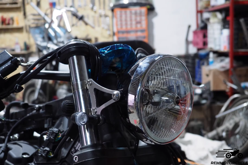 Headlight support for Triumph