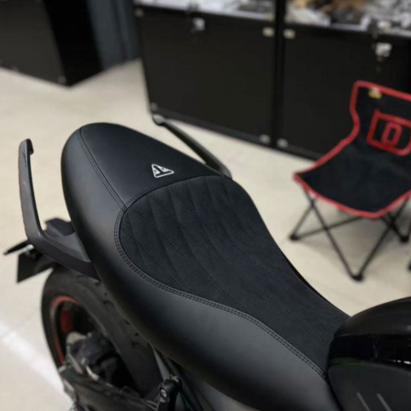 Selle custom TRIUMPH Trident 660
