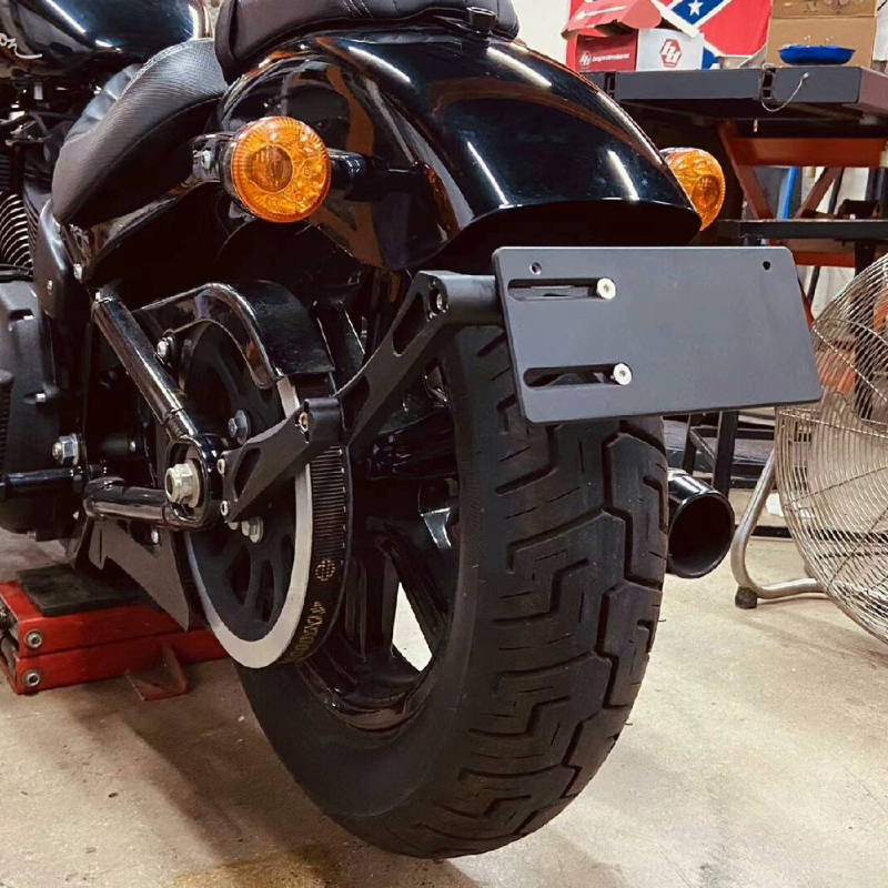 Support de plaque réglable Softail M8