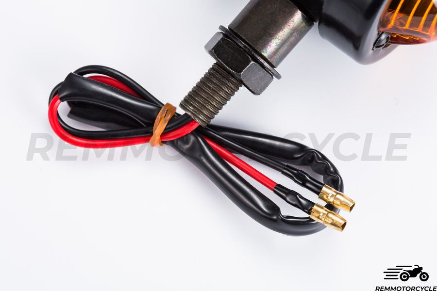 Sepasang giliran isyarat peluru logam hitam atau krom