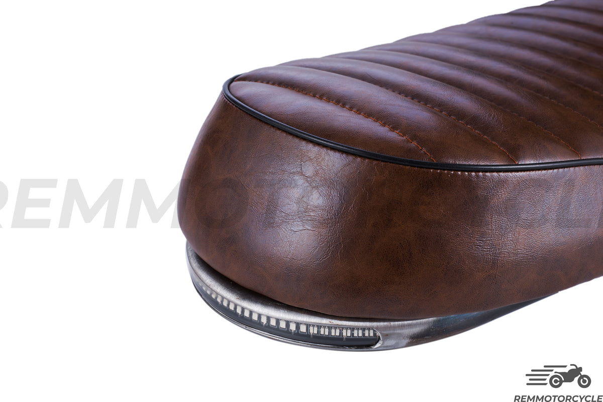 selle scrambler marron avec boucle arrière moto et feux LED moto