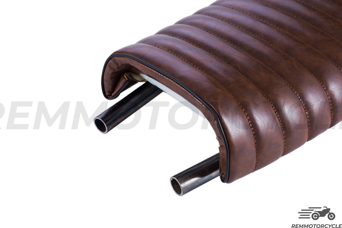 selle scrambler marron avec boucle arrière moto et feux LED moto