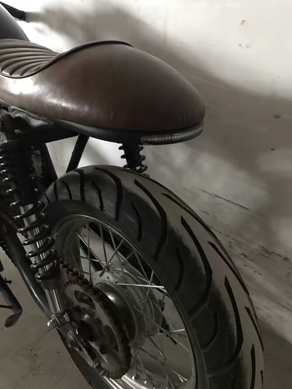 Selle Racing Marron + Boucle plate longue + LED - REMMOTORCYCLE