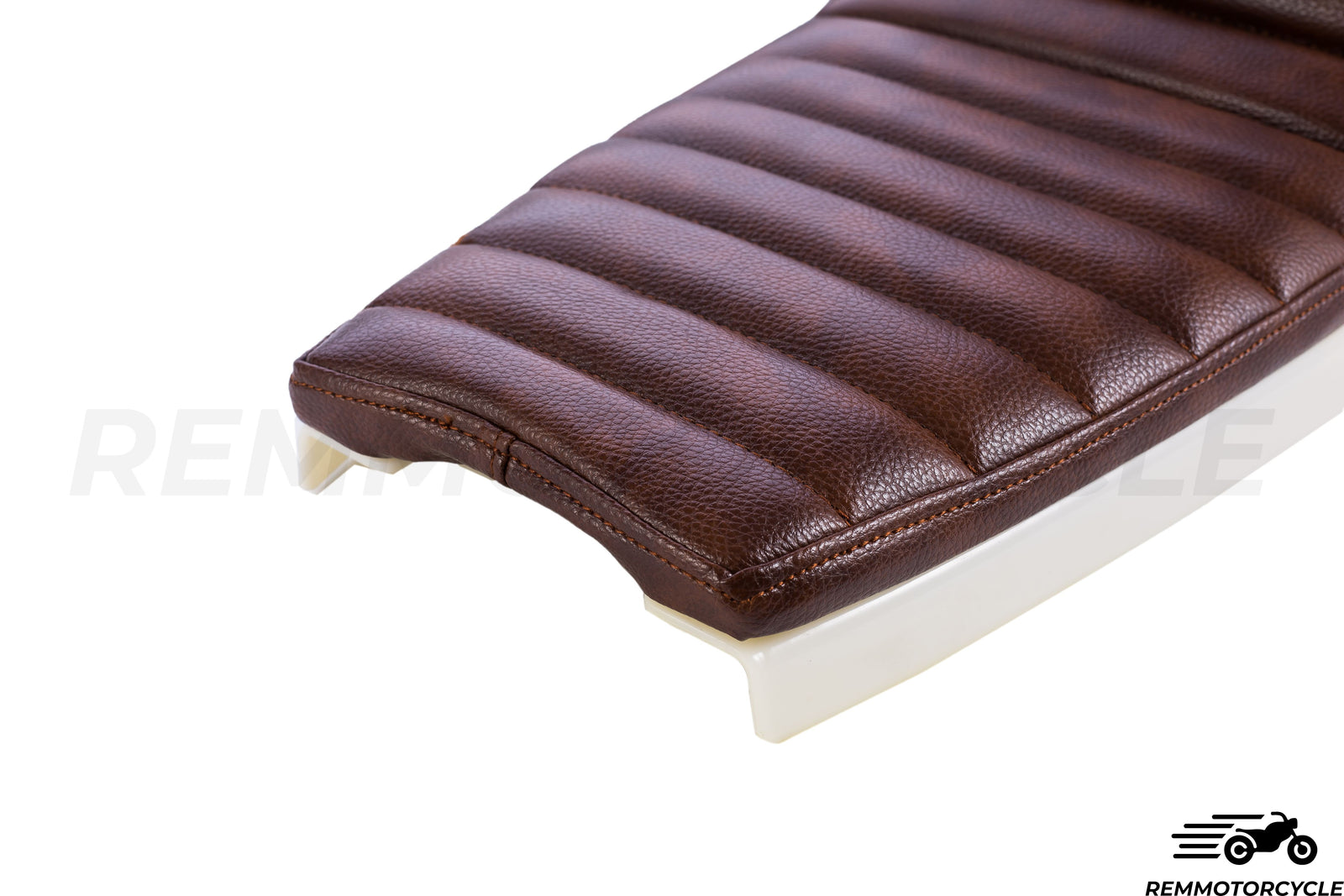 Cafe Racer Shell dengan pelana coklat